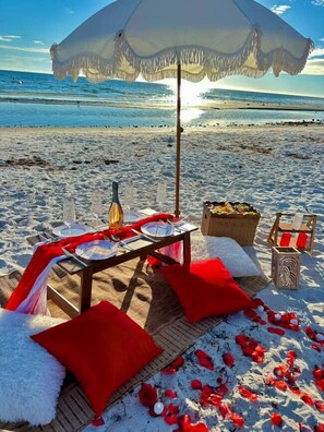 Outdoor dining - Family beach stay, Long-Stay Friendly, Steps to Sand (Indian Shores)