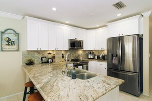 Fridge, microwave, oven, stovetop - Family beach stay, Long-Stay Friendly, Steps to Sand (Indian Shores)