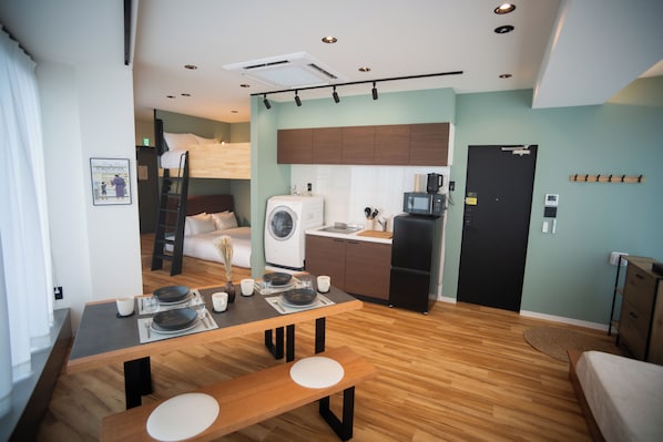 Suite estudio familiar, cocineta | Escritorio, cortinas blackout y tabla de planchar con plancha 