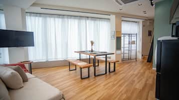 Family Studio Suite, Kitchenette | Living area | 43-inch LCD TV with digital channels, streaming services