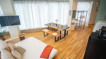Studio Suite, Kitchenette | Desk, blackout drapes, iron/ironing board, cribs (free)