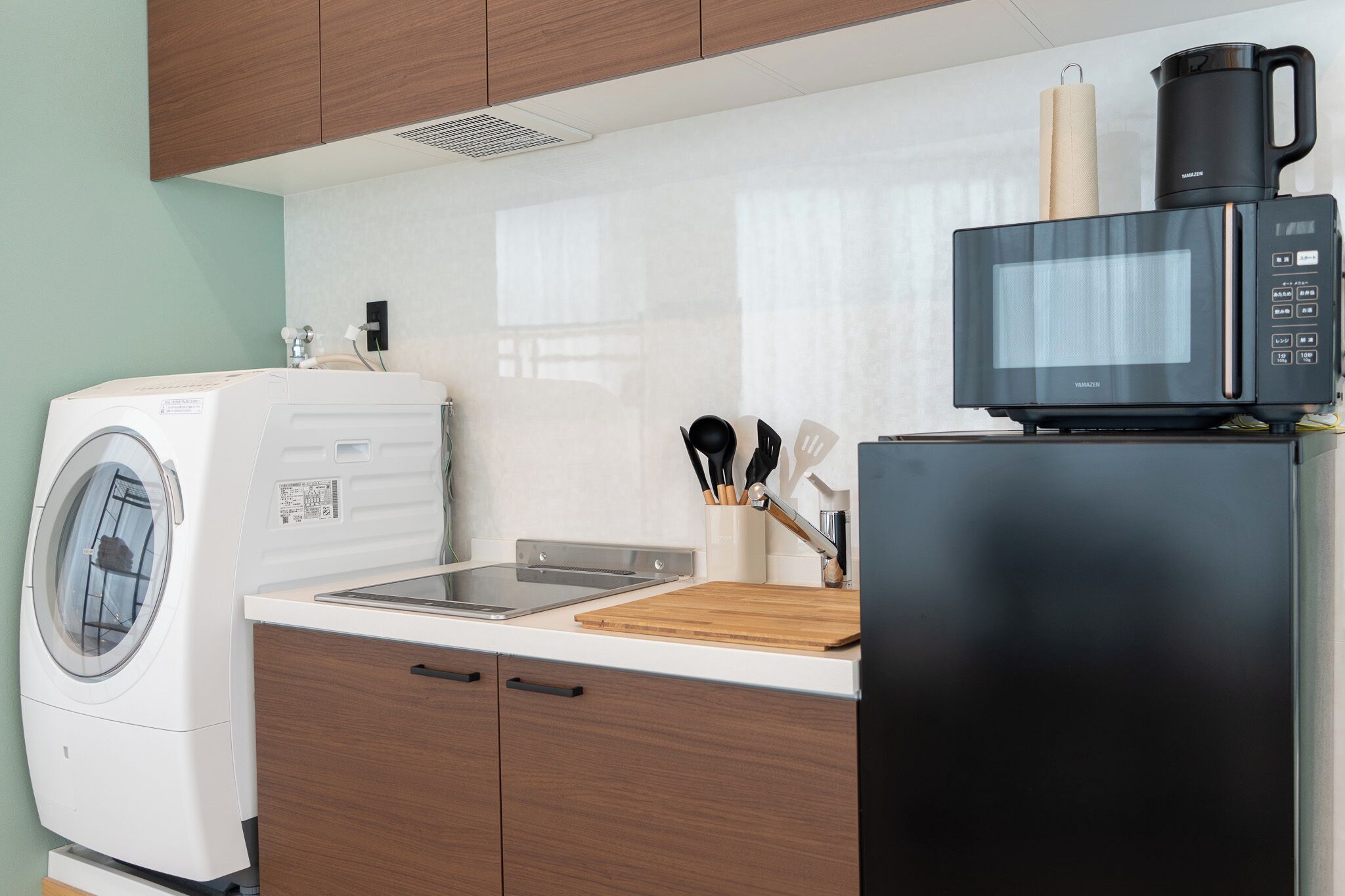 Studio Suite, Kitchenette | Private kitchen | Fridge, microwave, stovetop, electric kettle
