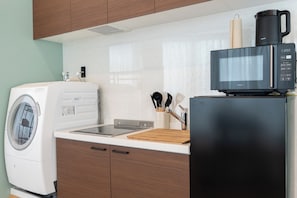 Suite estudio, cocineta | Cocina privada | Refrigerador, microondas, parrilla de estufa y tetera eléctrica 