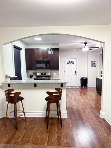 Spacious 6 bed 2 bath suburban escape 20 min from downtown Chicago