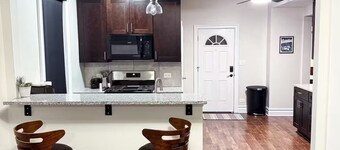 Spacious 6 bed 2 bath suburban escape 20 min from downtown Chicago