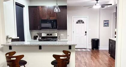 Spacious 6 bed 2 bath suburban escape 20 min from downtown Chicago