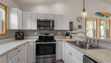 Refrigerador, microondas, horno, placa de cocina