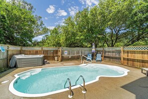 Outdoor pool - Ocean Side- Neighborhood Beach Access-Spacious- Private pool/spa- pet friendly (Corolla)
