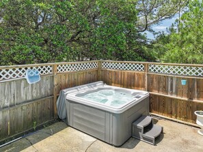 Outdoor spa tub - Ocean Side- Neighborhood Beach Access-Spacious- Private pool/spa- pet friendly (Corolla)