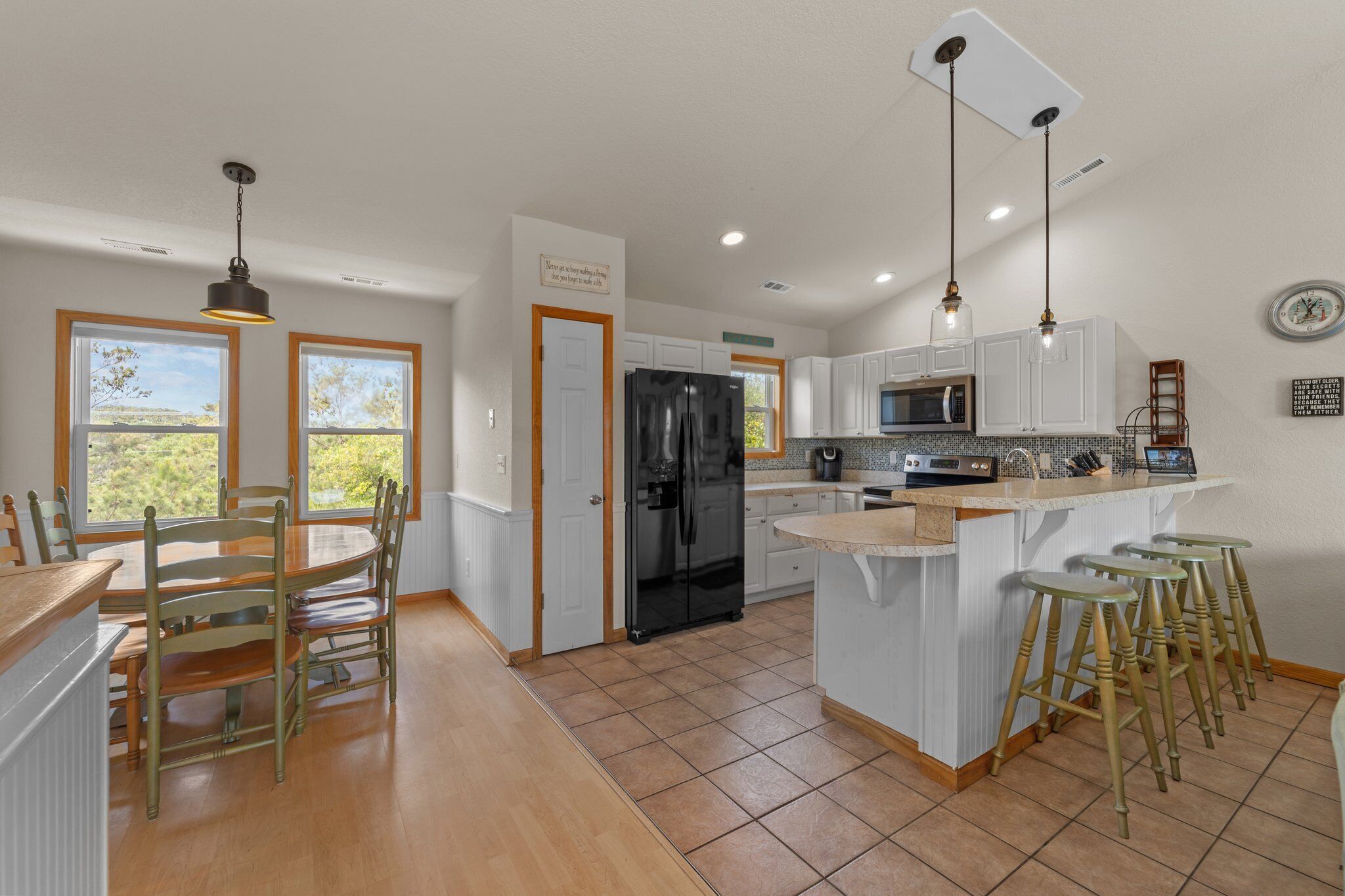 Refrigerador, microondas, horno, placa de cocina