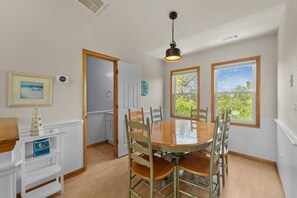 Dining - Ocean Side- Neighborhood Beach Access-Spacious- Private pool/spa- pet friendly (Corolla)