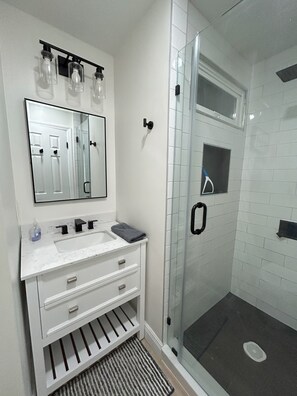Shower, hair dryer, towels, soap - Newly Renovated, Modern, Pristine w/ Heated Pool - 10 min to Siesta Beach (Sarasota)