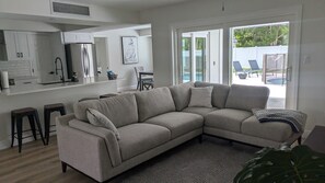 Smart TV, books, computer monitors, printers - Newly Renovated, Modern, Pristine w/ Heated Pool - 10 min to Siesta Beach (Sarasota)