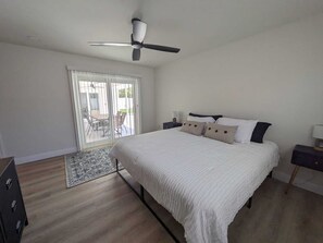 4 bedrooms, desk, iron/ironing board, travel cot - Newly Renovated, Modern, Pristine w/ Heated Pool - 10 min to Siesta Beach (Sarasota)