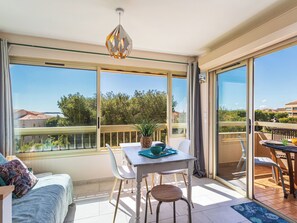 Dining - Alisier by Interhome (Six Fours La Coudoulière)