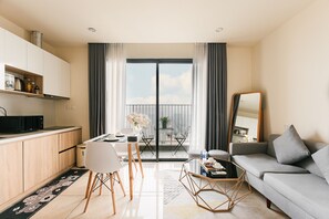 Comfort Studio Suite, 1 Queen Bed, Balcony, Lake View | Living area - Hopo Apt - Vinhomes D'capitale Luxury (Ha Noi)