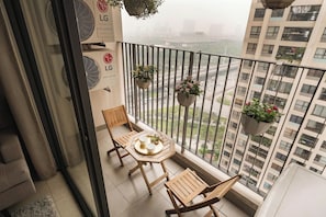 ห้องดีลักซ์สวีท, 1 ห้องนอน, ระเบียง, วิวทะเลสาบ | ลานระเบียง/นอกชาน
