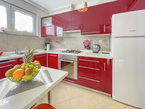 Refrigerador, horno, lavavajillas y utensilios de cocina 