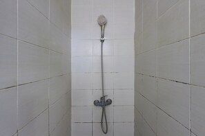Shower, towels - Collection O Near Exit Toll Gayamsari Formerly Buva Hotel (Semarang)
