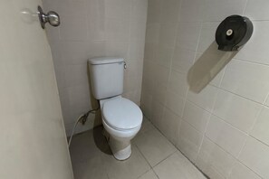 Shower, towels - Collection O Near Exit Toll Gayamsari  (Semarang)