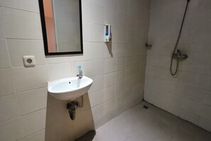 Deluxe Double Room | Bathroom | Shower, towels - Collection O Near Exit Toll Gayamsari Formerly Buva Hotel (Semarang)