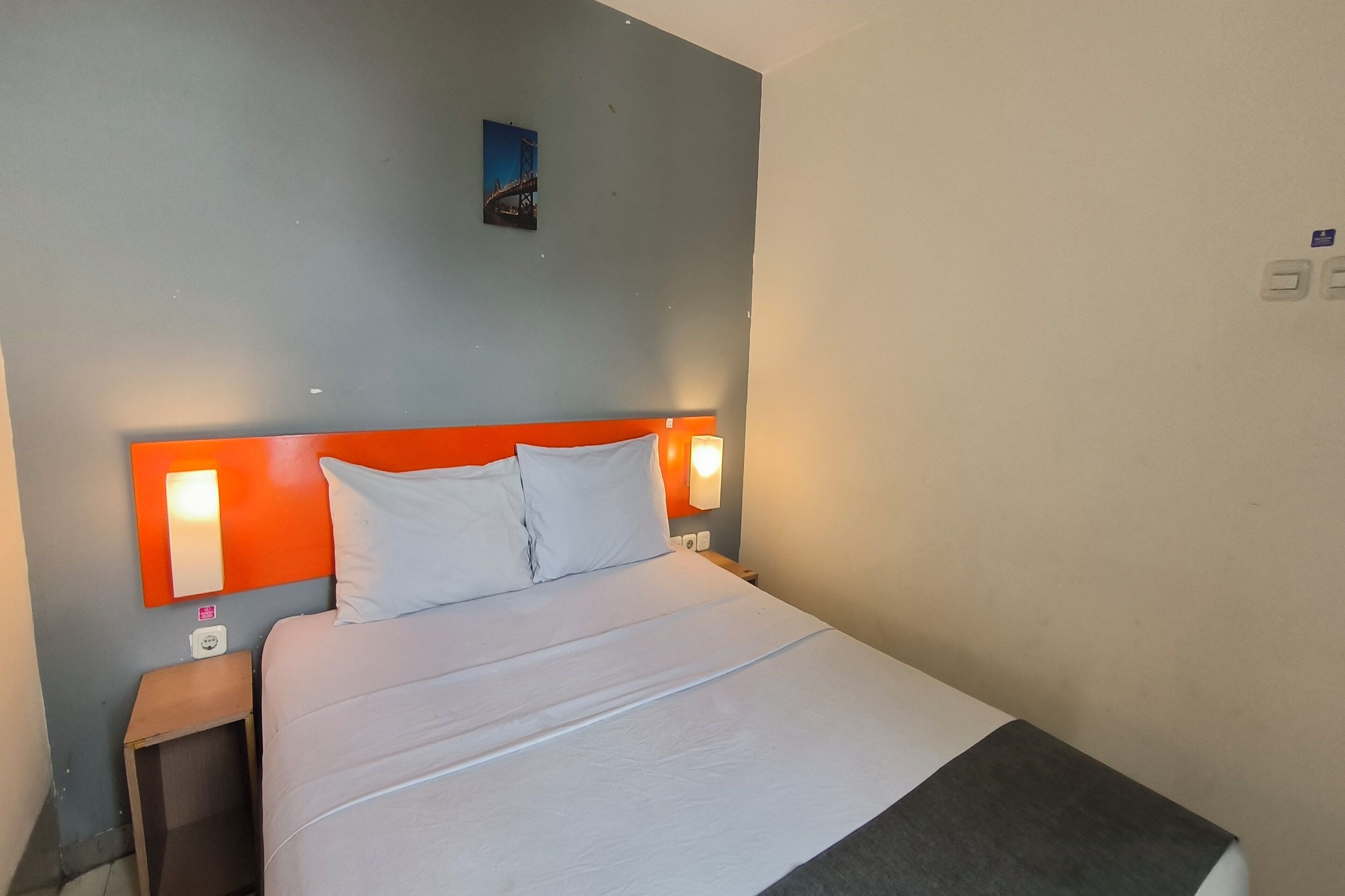 Free WiFi, bed sheets