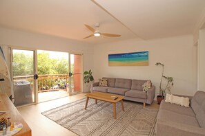 Living area - Spacious Marcoola seaside 3-bedroom apartment (Marcoola)