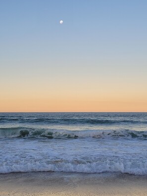 Beach - Spacious Marcoola seaside 3-bedroom apartment (Marcoola)