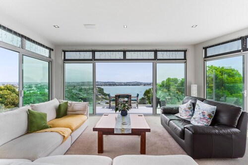 Clifftop Glasshouse with Sweeping Views
