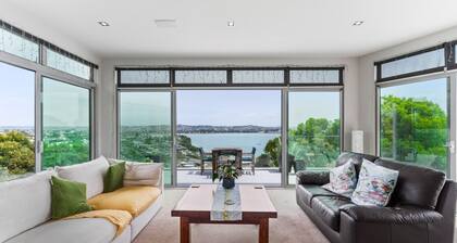 Clifftop Glasshouse with Sweeping Views