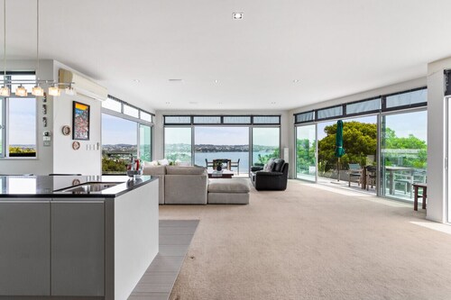 Clifftop Glasshouse with Sweeping Views