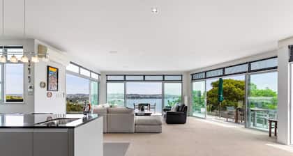 Clifftop Glasshouse with Sweeping Views