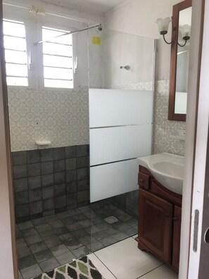 Haartrockner, Handtücher, Seife, Toilettenpapier