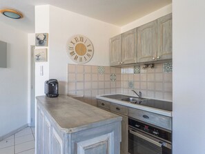 Refrigerador, microondas, horno y utensilios de cocina 