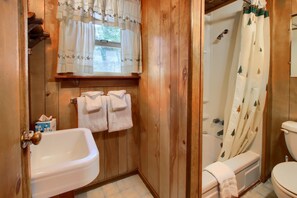 Chalet (1 Bedroom) | Interior - Le Fawn (Yosemite National Park)