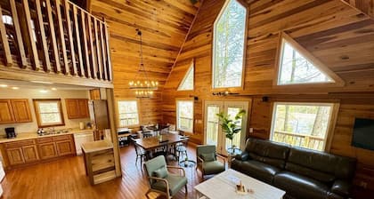 14 Guest, 7 Bed, 4 BR, Lakefront Cabin w/ Hot Tub