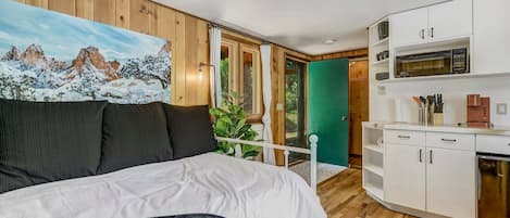 Iron/ironing board, bed sheets