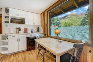 Interior - 4925 Pike Unit 3 (Cascade)