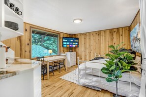Interior - 4925 Pike Unit 3 (Cascade)