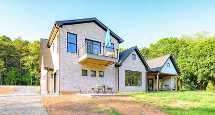 Energetic Lakeview Loft