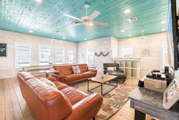 Sandy Coral - Golf Cart Included! - Port Aransas, TX