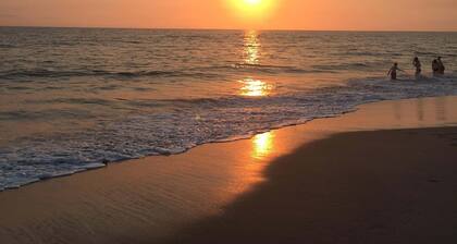 Quaint Mid-century Cottage by the Coast