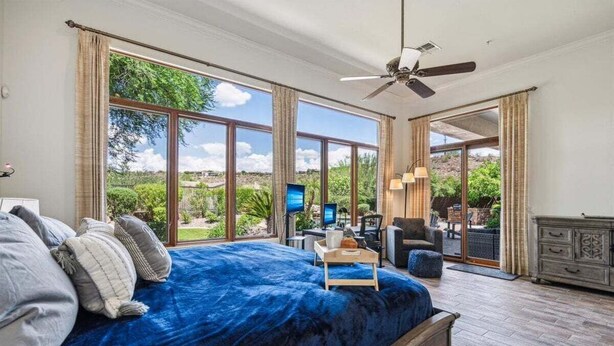 Une chambre avec un grand lit, un bureau et une vue sur l’extérieur.