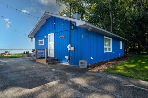 The Jackson Cottage on Grass Lake - Waterfront 2/1 Nautical Cottage With Hot Tub, Firepit & Year-round Fun