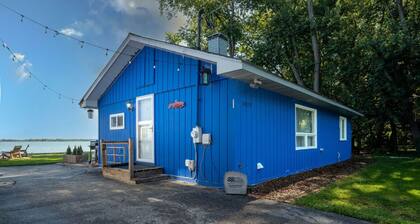The Jackson Cottage on Grass Lake - Waterfront 2/1 Nautical Cottage With Hot Tub, Firepit & Year-round Fun