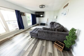 Interior - The Jackson Cottage on Grass Lake - Waterfront 2/1 Nautical Cottage With Hot Tub, Firepit & Year-round Fun (Spring Grove)