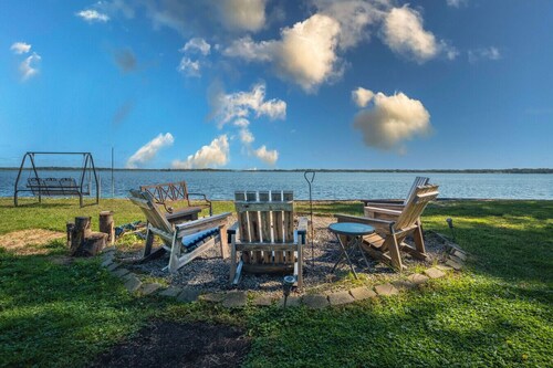The Jackson Cottage on Grass Lake - Waterfront 2/1 Nautical Cottage With Hot Tub, Firepit & Year-round Fun