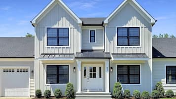 House (4 Bedrooms) | Front of property