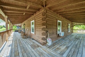 Chalet (3 Bedrooms) | Interior - Hot Tub, Wifi, Firepit - Hazelbrook Haven (Mize)