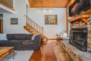 Interior - Monthly or Seasonal Large Petite Lake 44 Lakehouse Retreat With Private Pier and Hot Tub Secluded Deep in the Woods (Antioch)